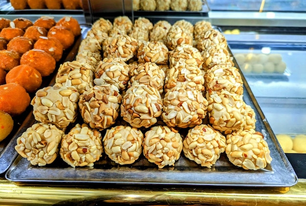 Een dienblad met pindakoekjes in een winkel