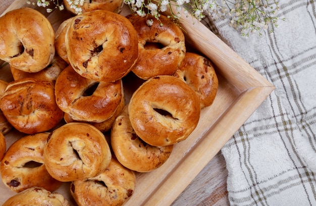 Een dienblad met zelfgemaakte traditionele broodjes, de gele broodjes hebben rozijnen en kaneel