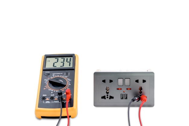 Foto een digitale meter gebruiken om de spanning te meten op een stopcontactdoos geïsoleerd op een witte achtergrond.