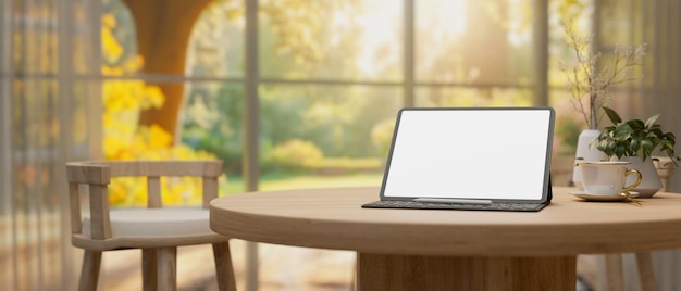 Een digitale tablet whitescreen mockup op een houten tafel in een comfortabele neutrale woonkamer