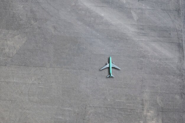 Foto een direct bovenaanzicht op het vliegtuig geparkeerd op de grond op de luchthaven