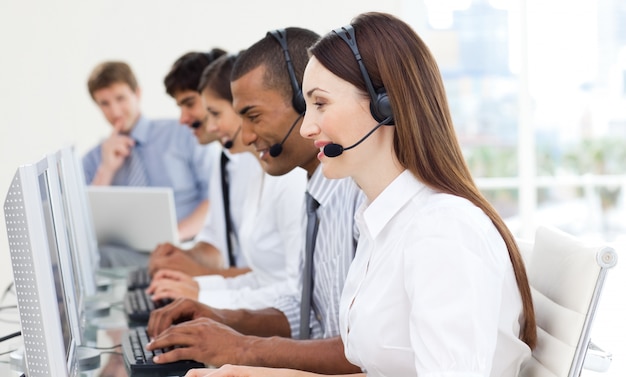 Een diverse businessgroep in een callcenter