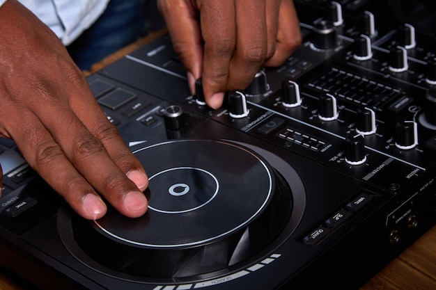Een DJ-console of mixer wordt gebruikt om verschillende audiobronnen te combineren tot één uitgang