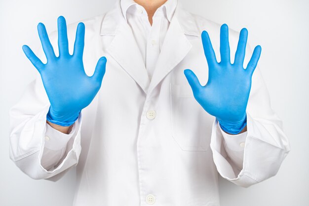 een dokter die blauwe latexhandschoenen draagt