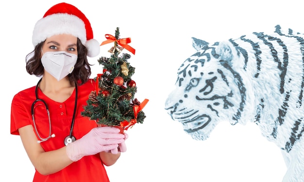 Een dokter in uniform met een kerstboom en een blauwe tijger als achtergrond
