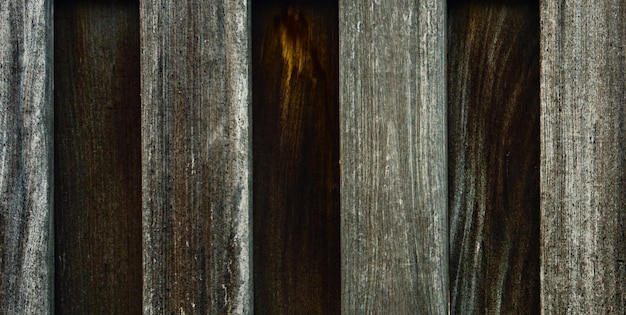Een donkerbruine houten wand