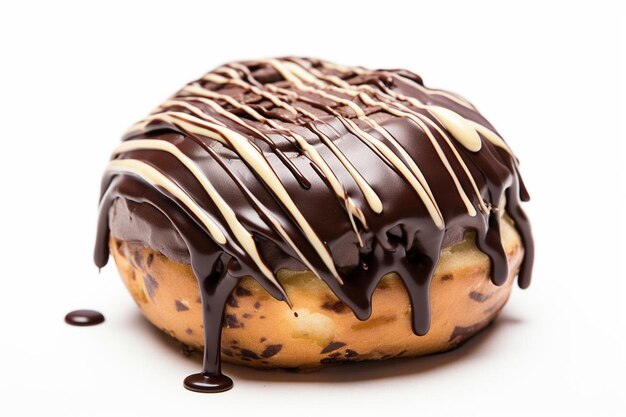 Een donut met chocolade glazuur en chocolade bovenop.