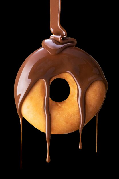 Foto een donut met chocoladesaus die langs de bovenkant druipt.
