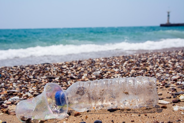 Een door de mens gemaakt afval in de zee, plastic flessen, glazen en ander plastic