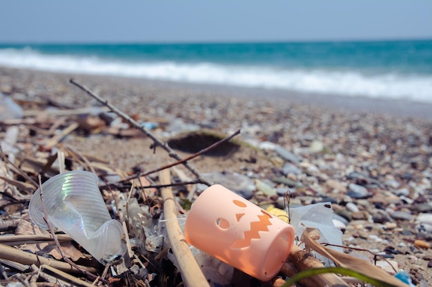 Een door de mens gemaakt afval in de zee, plastic flessen, glazen en ander plastic