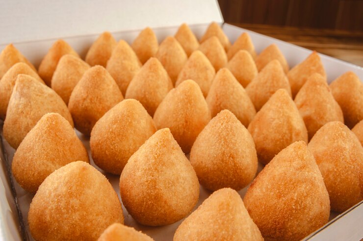 Een doos met gefrituurde kroketten voor bezorging