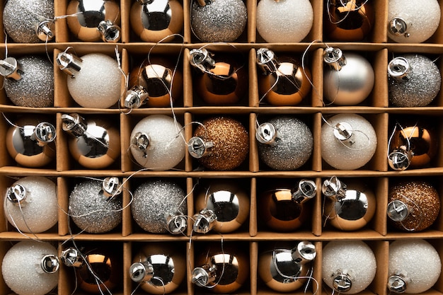 Foto een doos met kerstballen op een kerstboom close-up