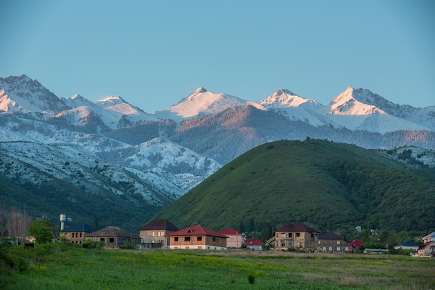 Een dorp aan de voet in een bewolkte dag, kazachstan