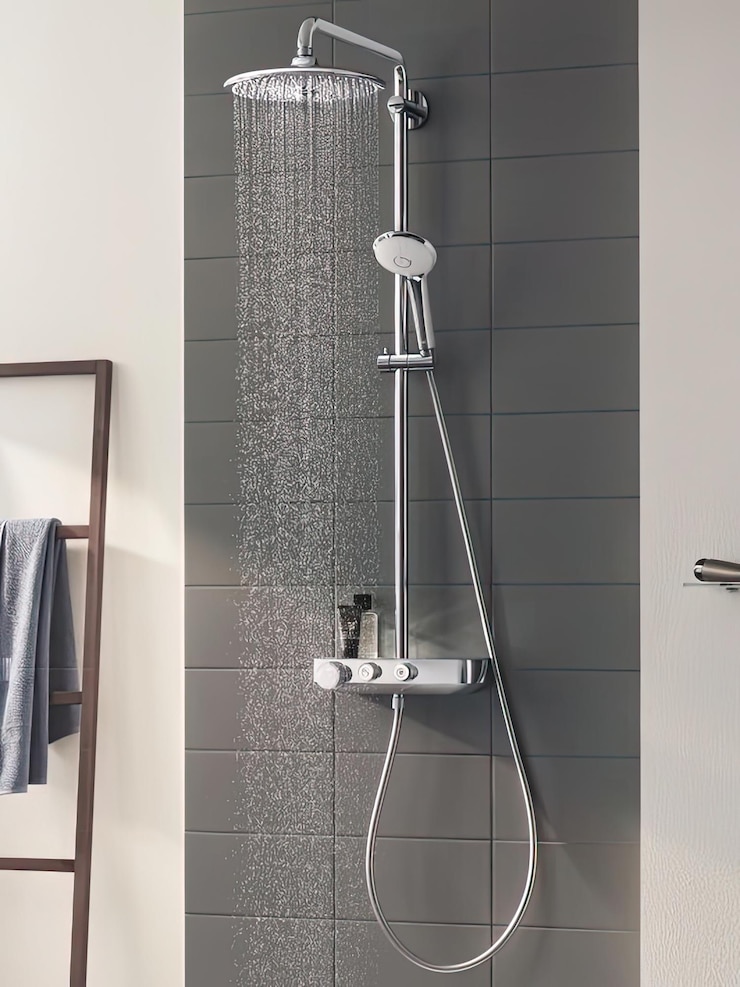 Foto een douche met een zilveren kraan en een plank met een handdoek erop