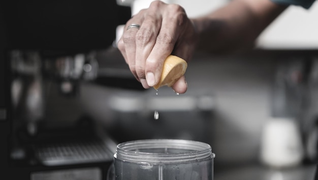 een drankje bereiden door een citroen uit te persen