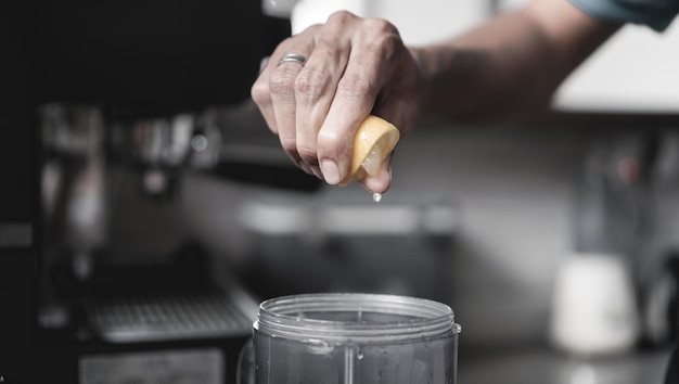 Foto een drankje bereiden door een citroen uit te persen