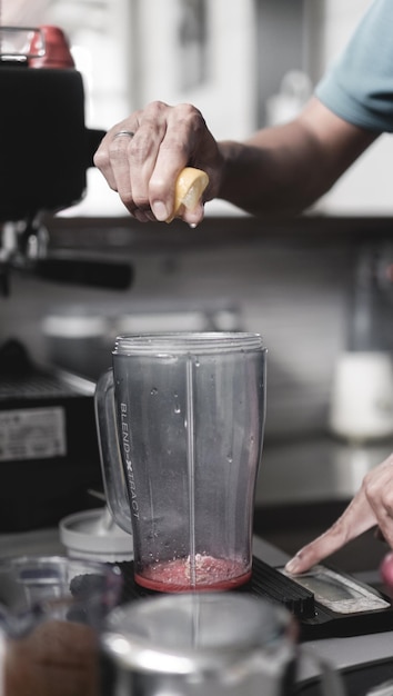 een drankje bereiden door een citroen uit te persen