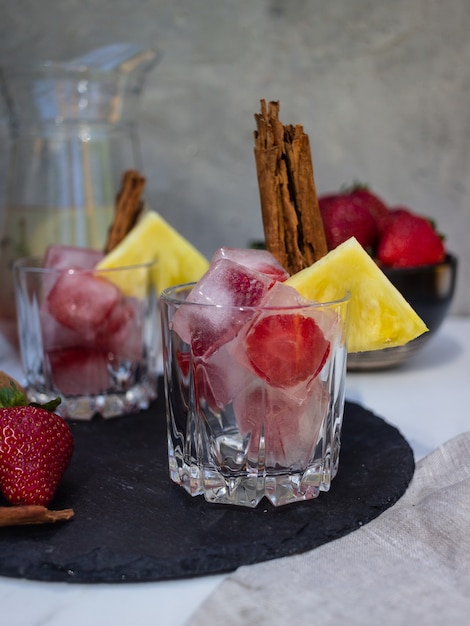 een drankje met ijsblokjes met bloemen in een glas