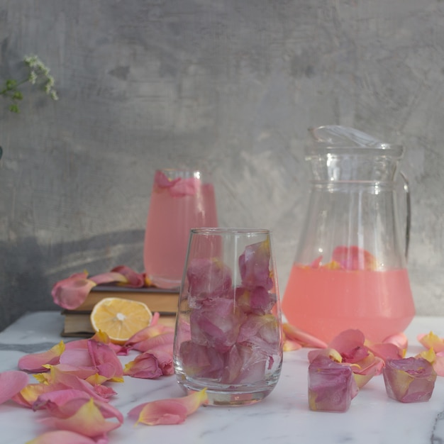 een drankje met ijsblokjes met bloemen in een glas