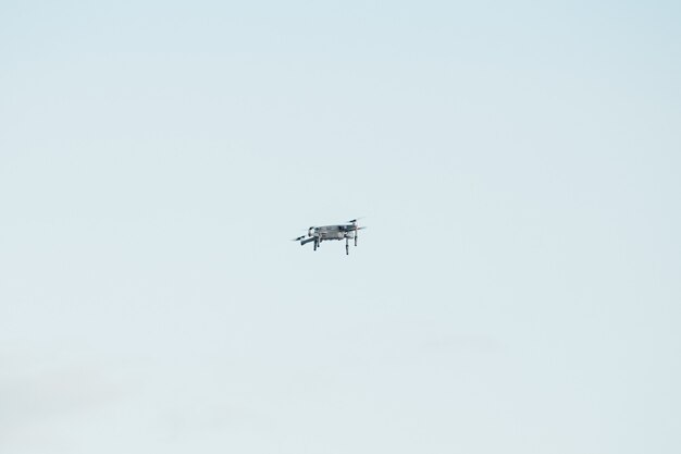 Een drone midden in de lucht met veel kopieerruimte en een minimaal design