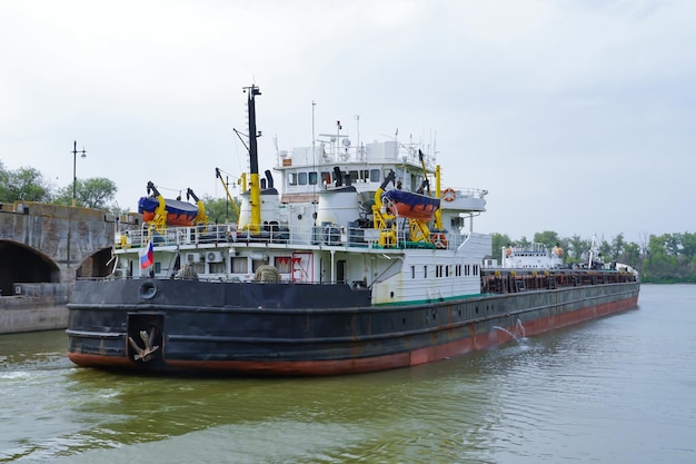 Een droogvrachtschip dat tarwe en graan vervoert langs de rivier de Wolga Achteraanzicht Volgograd Rusland