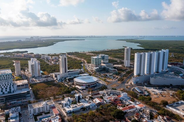 Een drukke straat met kleine gebouwen in de buurt van het strand van Cancun