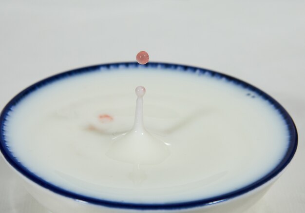 Foto een druppel melk of een witte druppel vloeistof in een kom