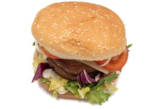 Een dubbele vleesburger met de ingrediënten sla kool komkommer tomaat ui kaas