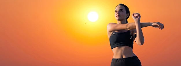 Een dun atletisch meisje neemt een pauze tussen de lessen op de achtergrond van een prachtige lucht bij zonsondergang geniet van stilte en vrijheid