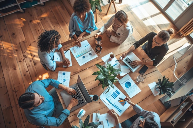 Foto een dynamische zakelijke vergadering vindt plaats op het kantoor terwijl collega's effectief samenwerken om succes te bereiken door teamwerk