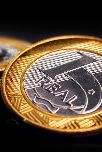 één echte munten geïsoleerd op zwarte achtergrond geld uit brazilië brazilië economie of financiële crisis concept