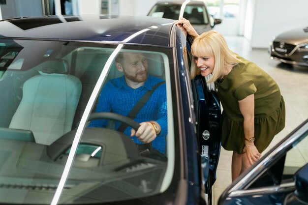 Foto een echtpaar op zoek naar een nieuwe auto bij een autodealer