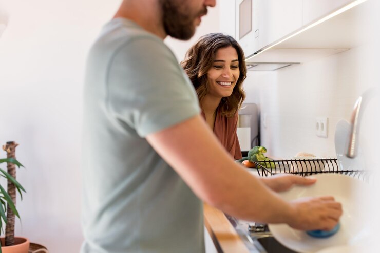 Foto een echtpaar staat in de keuken.