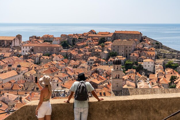 Een echtpaar staat op de top van de stadsmuren van Dubrovnik, Kroatië