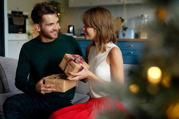 Een echtpaar uitwisselt geschenken op Kerstmis.