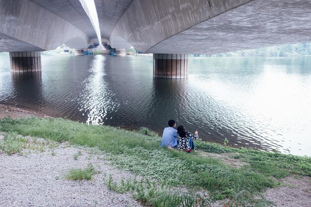 Foto een echtpaar zit onder de brug.