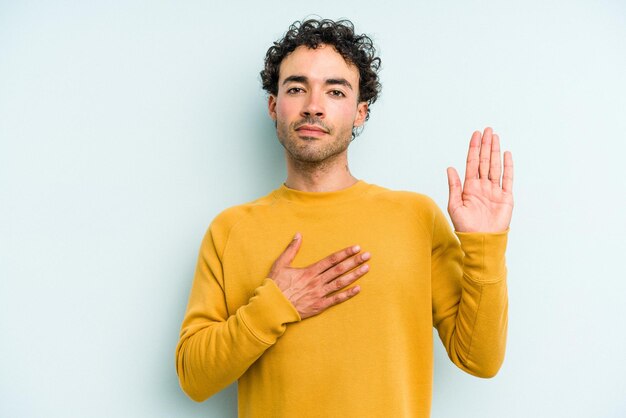 Een eed afleggen hand op de borst leggen