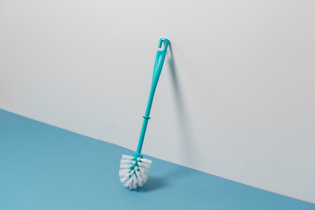 Foto een eenvoudige geïsoleerde toiletborstel van het huisschoonmaakconcept