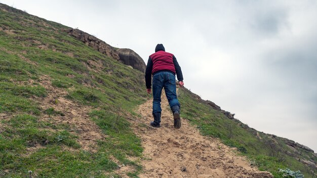 Een eenzame reiziger beklimt een bergtop