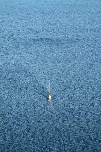 Een eenzame zeilboot in de diepblauwe Egeïsche Zee Luchtfoto Springtime Blue Egeïische Zee