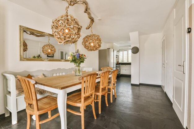 Foto een eetkamer met houten stoelen en een grote spiegel die aan de muur hangt op de achtergrond is een witte keuken