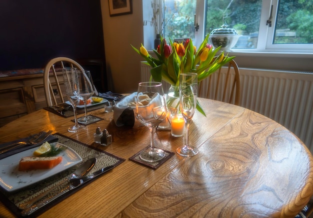 Een eettafel met eten.