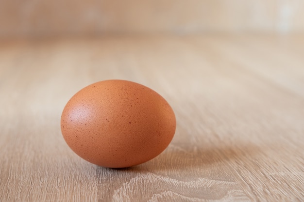 Een ei op de houten tafel