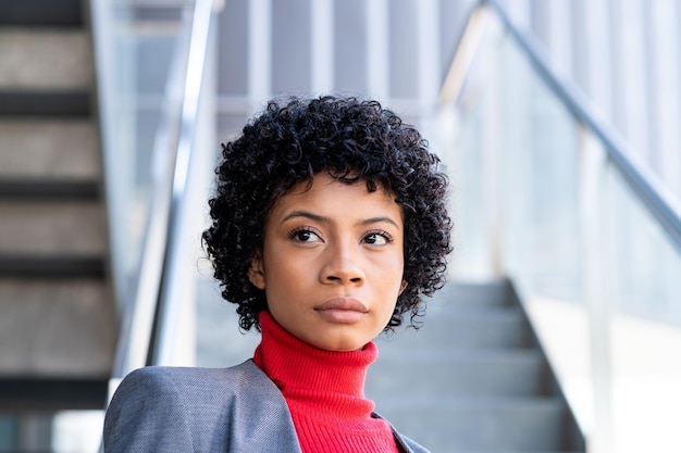 Een elegante Afro-Amerikaanse vrouw die in een kantoorgebouw werkt