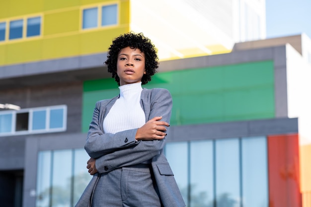 Een elegante Afro-Amerikaanse vrouw die in een kantoorgebouw werkt