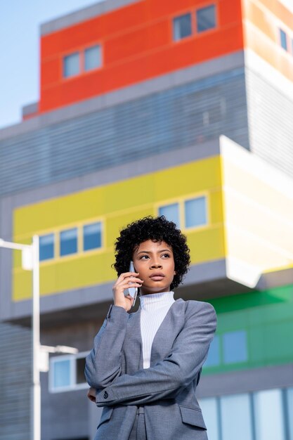 Een elegante Afro-Amerikaanse vrouw die in een kantoorgebouw werkt