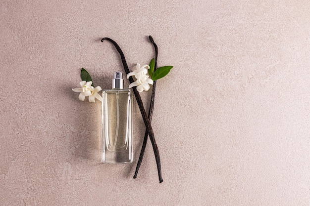 Foto een elegante fles met een delicate geur van vrouwen parfum ligt op de vanille stokken presentatie van de geur top view een kopie ruimte
