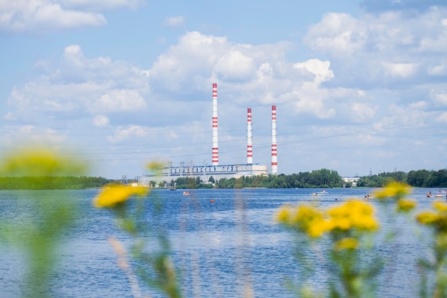Een elektriciteitscentrale aan de Wolga in de regio Konakovo Tver