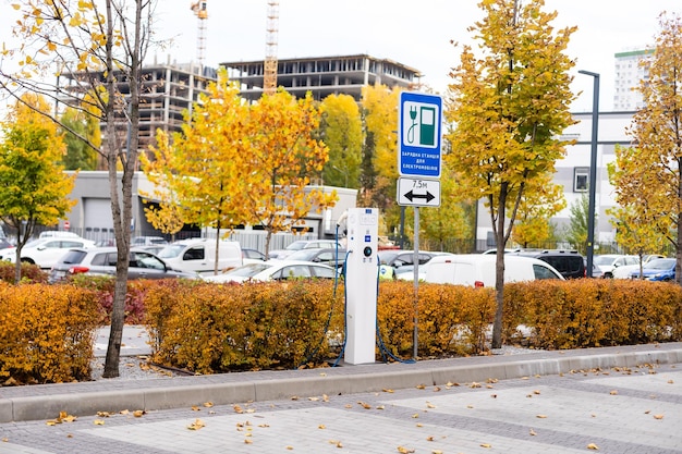 Een elektrische auto opladen - ecologische manier van rijden