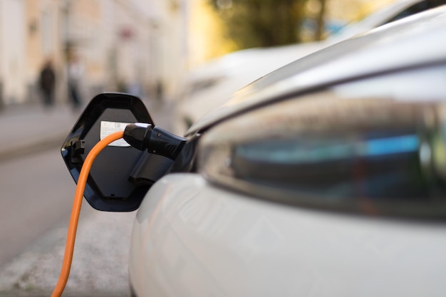 Een elektrische auto opladen met de voedingskabel aangesloten